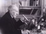 santiago-ramon-y-cajal-en-su-casa-con-el-microscopio-madrid-1915-procedencia-instituto-cajal-csic-madrid (1)